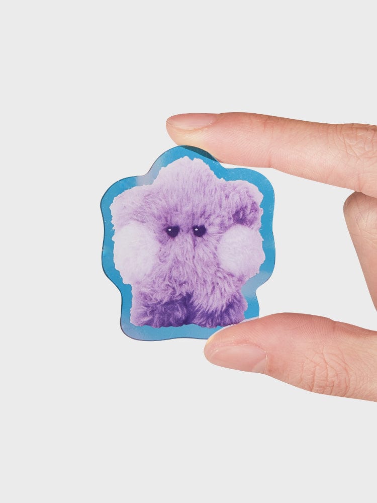 BT21 SHOOKY minini ACRYLIC MAGNETIC CLIP PURPLE OF WISH EDITION, clip acrylique magnétique violet de SHOOKY tenu en main