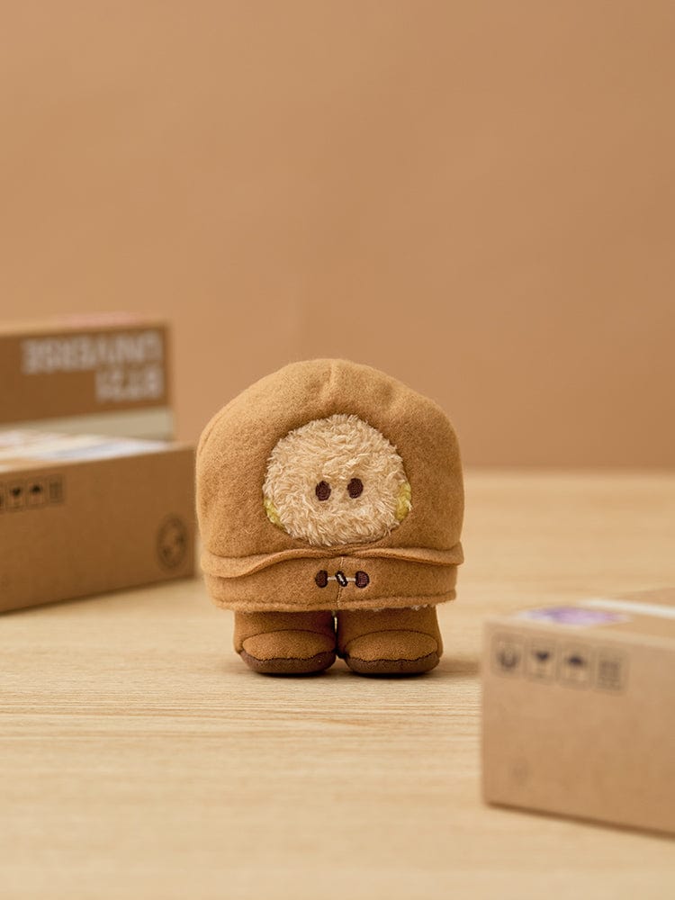 BT21 SHOOKY minini DOLL BOOTS EDITION : peluche SHOOKY en boot beige, posée sur table avec boîtes, décor chambre.