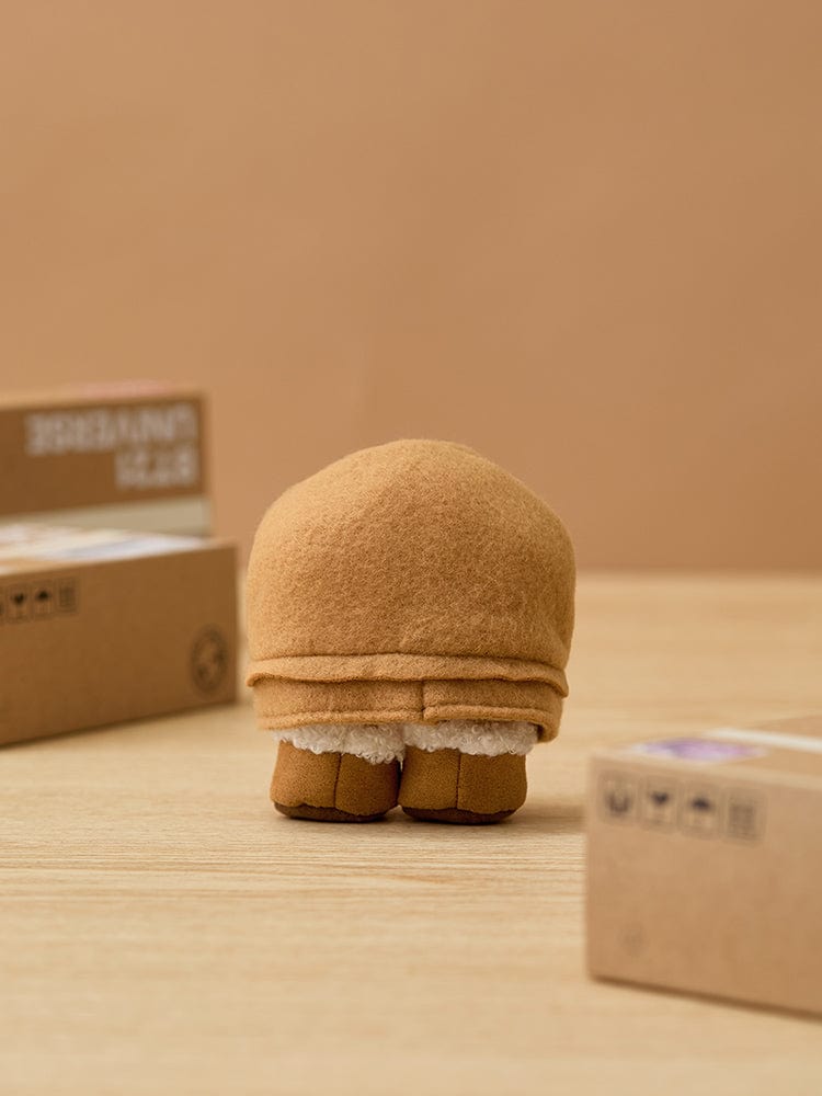 BT21 SHOOKY minini DOLL BOOTS EDITION : peluche SHOOKY aux formes arrondies sur table beige, style chambre/cadeau.