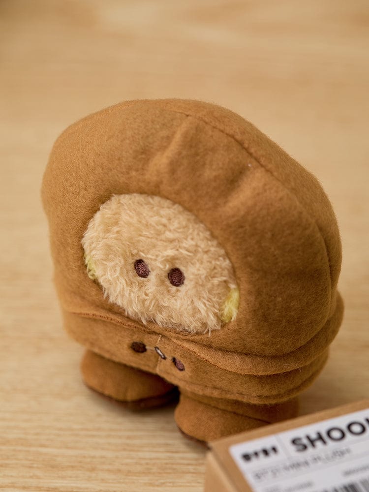 BT21 SHOOKY minini DOLL BOOTS EDITION : peluche SHOOKY dans un look botte, sur fond bois, style collection MININI.