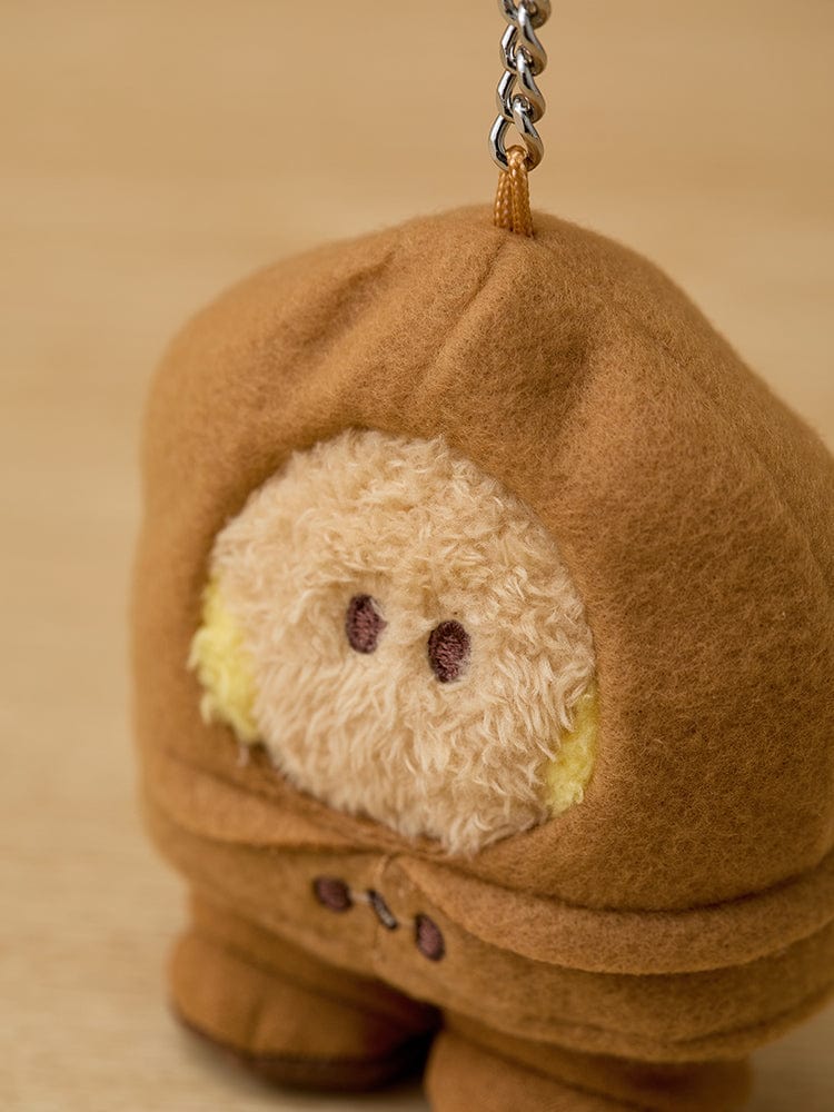 BT21 SHOOKY minini DOLL KEYRING BOOTS EDITION : porte-clés peluche SHOOKY marron sur fond beige, chaîne visible.
