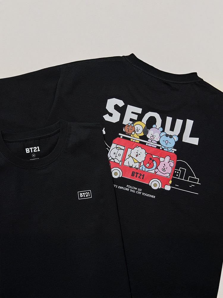 BT21 SHORT SLEEVE T-SHIRT BLACK SEOUL EDITION : t-shirt noir LINE FRIENDS avec design BTS BT21 bus Seoul, vue rapprochée.