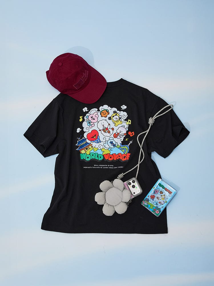 BT21 SHORT SLEEVE T-SHIRT BLACK WORLD VOYAGE noir, LINE FRIENDS, avec imprimé World Voyage sur fond bleu clair.