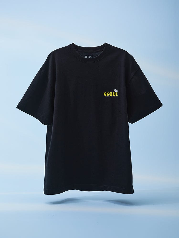 BT21 SHORT SLEEVE T-SHIRT BLACK WORLD VOYAGE, t-shirt noir officiel LINE FRIENDS, personnage sur fond bleu ciel.