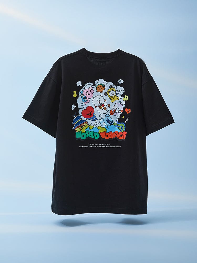 BT21 SHORT SLEEVE T-SHIRT BLACK WORLD VOYAGE officiel LINE FRIENDS, t-shirt noir avec affiche personnages colorés, fond ciel.