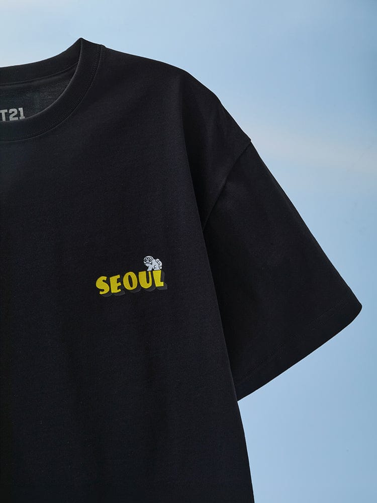BT21 SHORT SLEEVE T-SHIRT BLACK WORLD VOYAGE noir LINE FRIENDS, t-shirt K-pop avec logo « SEOUL » sur fond bleu.