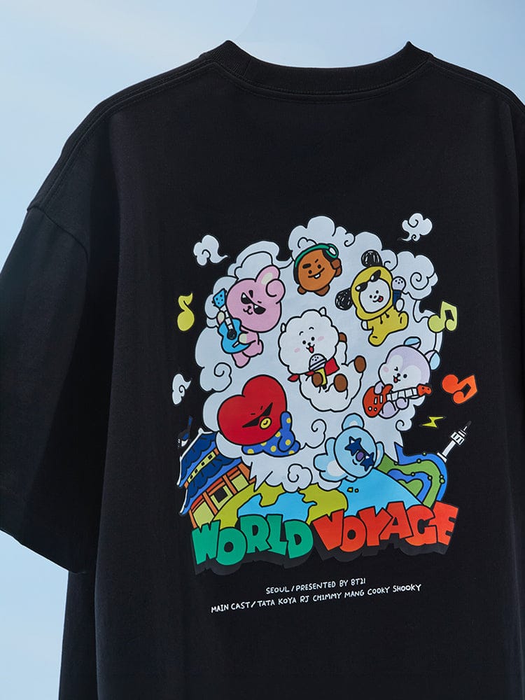 BT21 SHORT SLEEVE T-SHIRT BLACK WORLD VOYAGE noir LINE FRIENDS, visuel personnages BT21 et “World Voyage” sur fond bleu ciel.