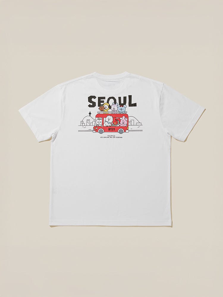 BT21 SHORT SLEEVE T-SHIRT WHITE SEOUL EDITION : t-shirt blanc officiel LINE FRIENDS avec motif Seoul, posé sur fond beige.