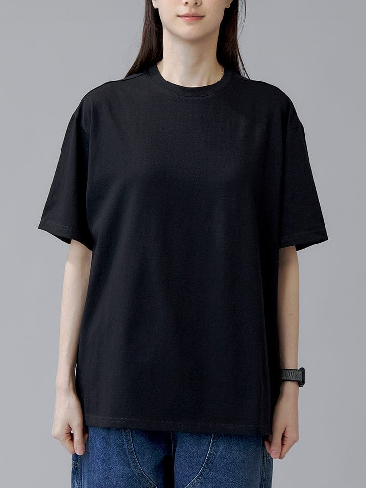 BT21 SHORT SLEEVE T-SHIRTS SEOUL EDITION ver.1 (BLACK) LINE FRIENDS sur mannequin, T-shirt noir à manches courtes, style K-pop