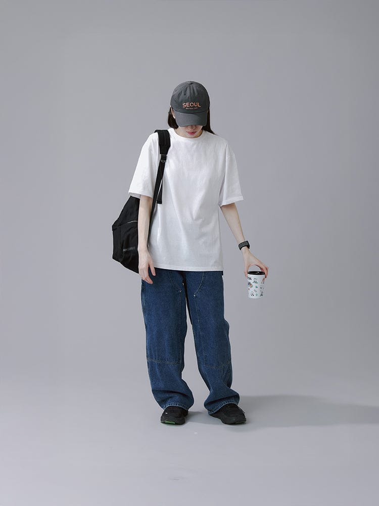 BT21 SHORT SLEEVE T-SHIRTS SEOUL EDITION ver.1 (WHITE) : t-shirt blanc officiel LINE FRIENDS, porté en studio avec casquette