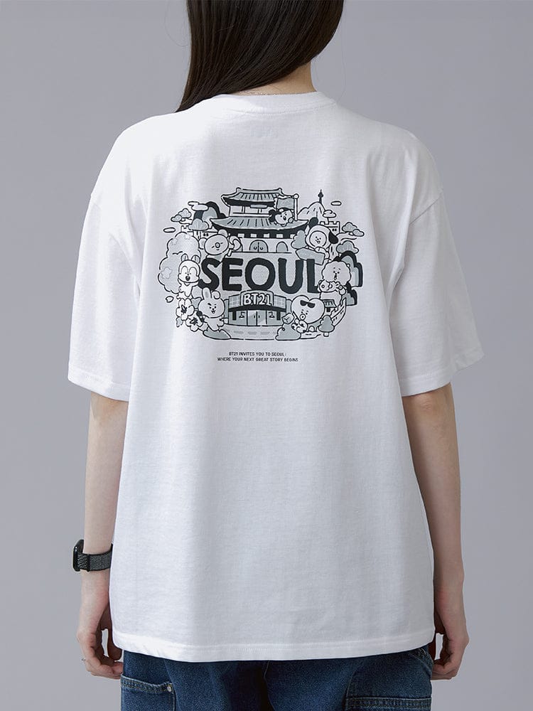 BT21 SHORT SLEEVE T-SHIRTS SEOUL EDITION ver.2 (WHITE) LINE FRIENDS, dos imprimé “SEOUL” sur mannequin, style K-pop