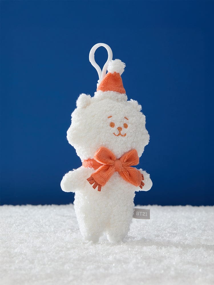 BT21 SNOWMAN PLUSH KEYRING LINE FRIENDS : porte-clés peluche bonhomme de neige sur neige, fond bleu, look K-pop BTS