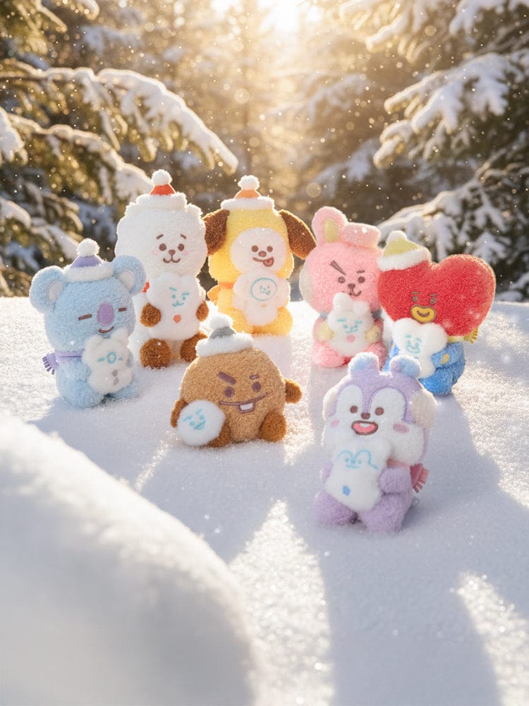 BT21 SNOWMAN PLUSH : peluches BT21 en bonhommes de neige sur fond enneigé, LINE FRIENDS/BTS, décor chambre