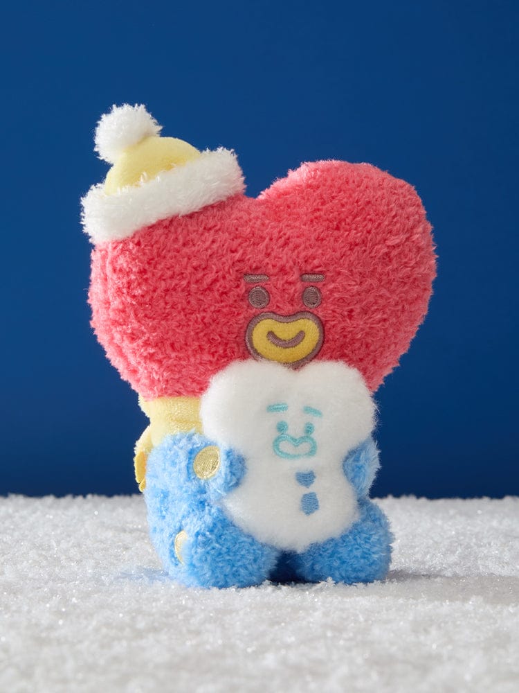 BT21 SNOWMAN PLUSH de LINE FRIENDS : peluche bonhomme de neige en forme de cœur, sur neige, fond bleu.