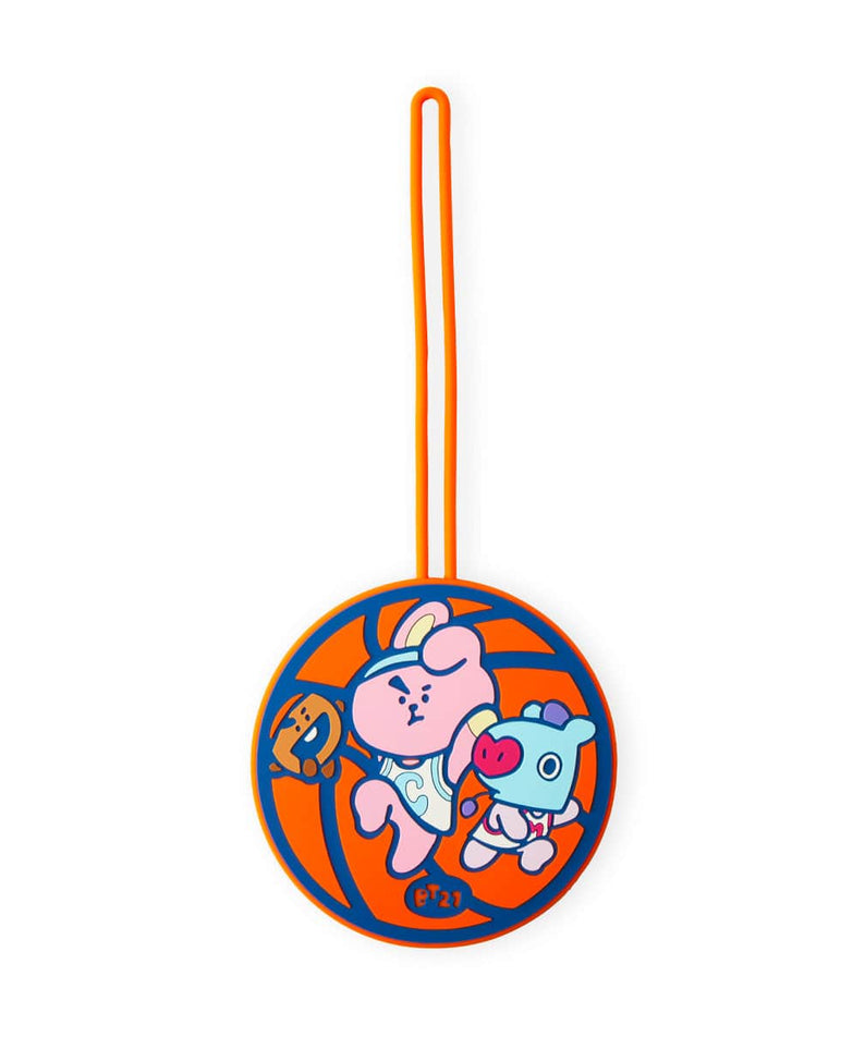 BT21 SPORTS CLUB LUGGAGE TAG BASKETBALL, marque BT21 x LINE FRIENDS, étiquette ronde orange avec personnages, pour valise