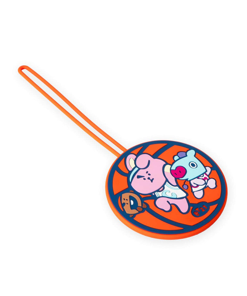 BT21 SPORTS CLUB LUGGAGE TAG BASKETBALL de LINE FRIENDS : étiquette de valise orange avec personnages BT21 sur fond blanc.