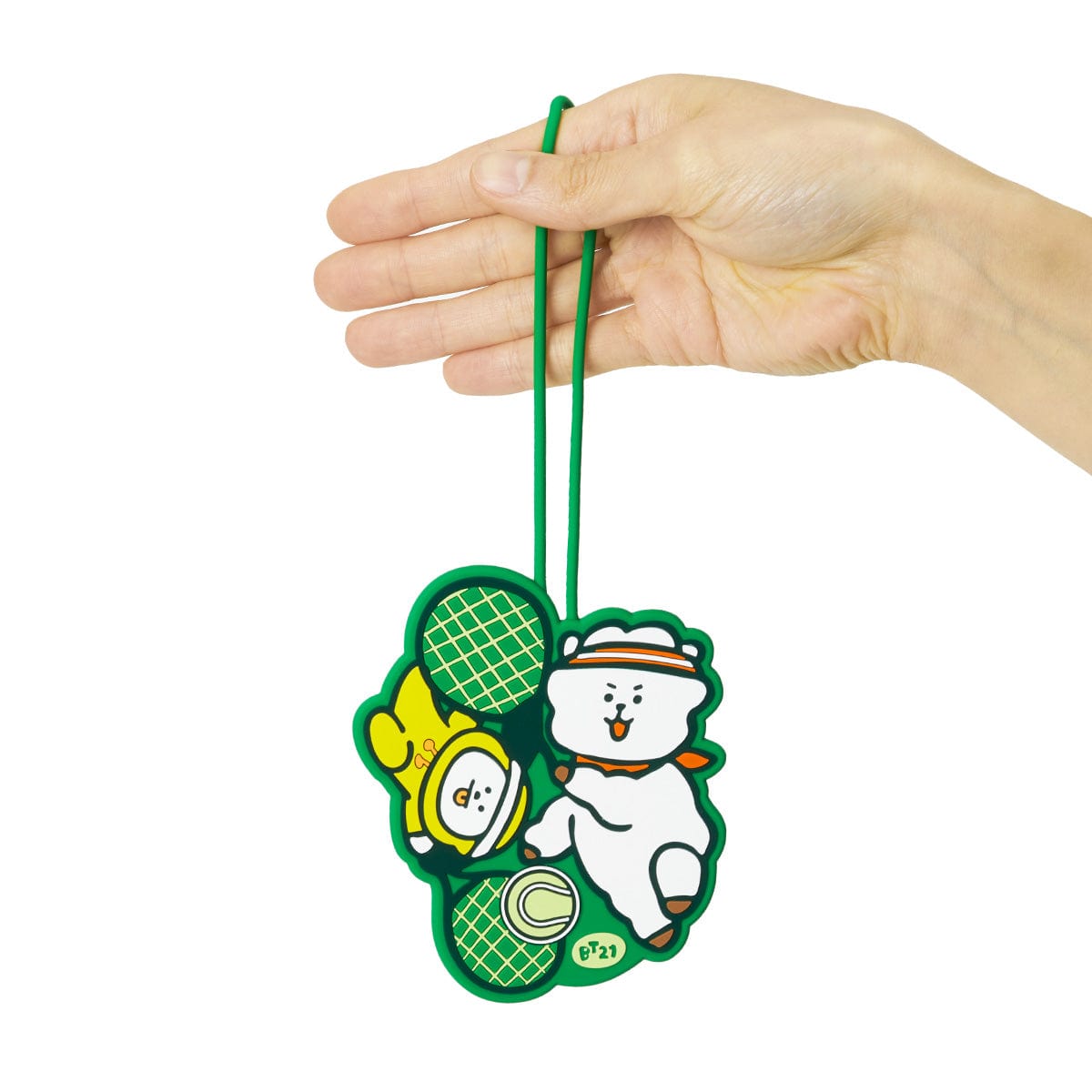 BT21 SPORTS CLUB LUGGAGE TAG TENNIS, étiquette de valise BT21 LINE FRIENDS, personnage joueur de tennis vert, main tenant la tag.