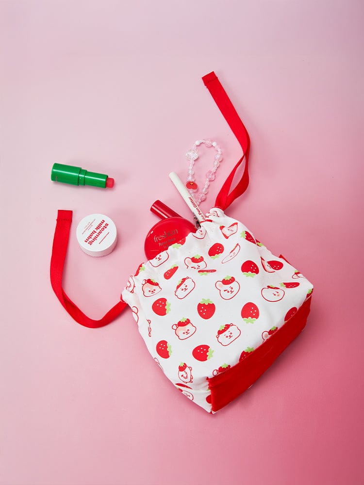 BT21 STRING POUCH STRAWBERRY PARTY : pochette string blanche fraises, personnages BT21, ruban rouge sur fond rose.