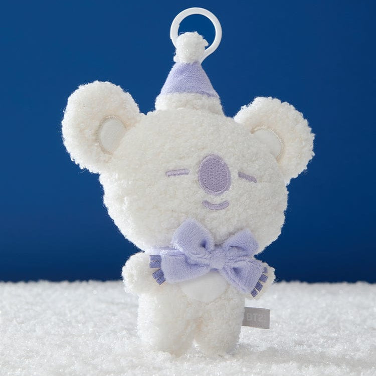 BT21  Snowman Doll Keychain, figurine de bonhomme de neige à accrocher, décor hivernal bleu, marque BT21, gros plan.