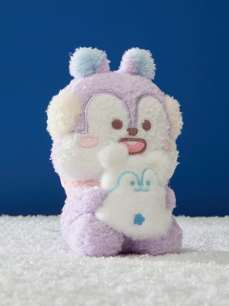 BT21  Snowman Doll de la marque BT21, peluche souriante sur neige blanche bleue, décor d’hiver.