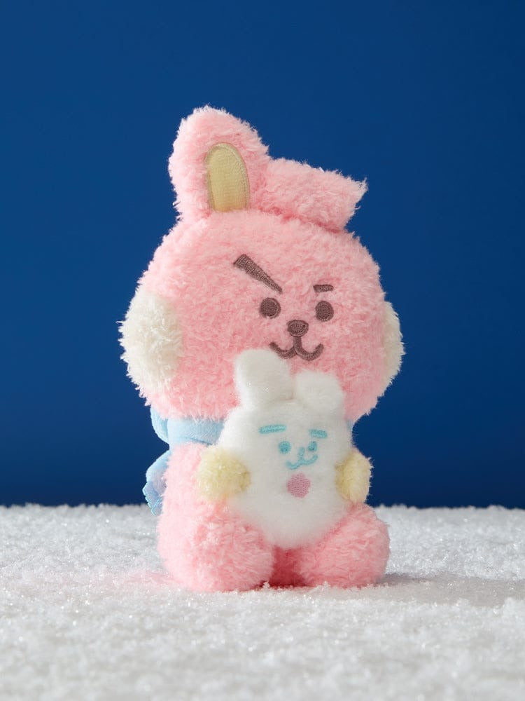 BT21  Snowman Doll, peluche de la marque BT21 en bonhomme de neige rose, sur neige blanche, fond bleu