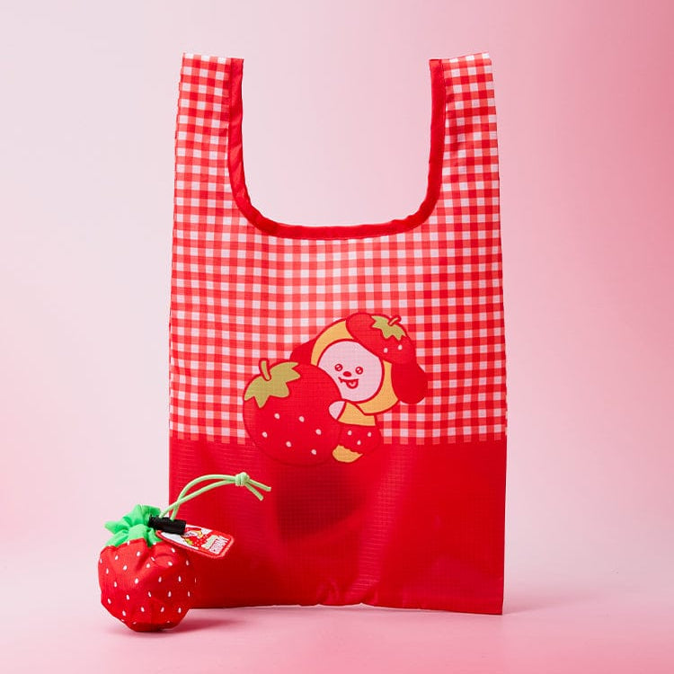 BT21  Strawberry Party Pouch Market Bag de marque BT21, pouch rouge à carreaux avec motif fraises, fond rose.