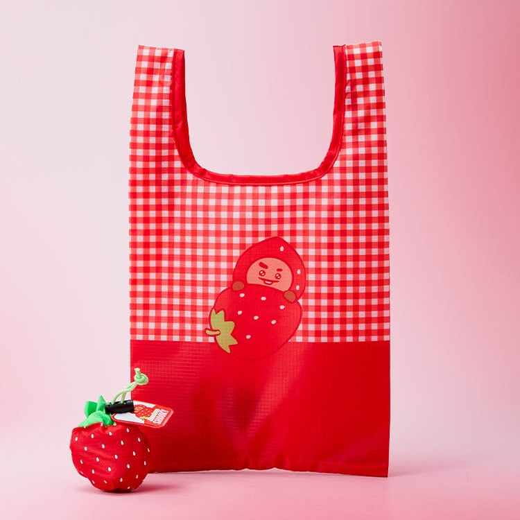 Décris l'image en français : BT21  Strawberry Party Pouch Market Bag, poche rouge à carreaux avec motif fraise, sac marché.