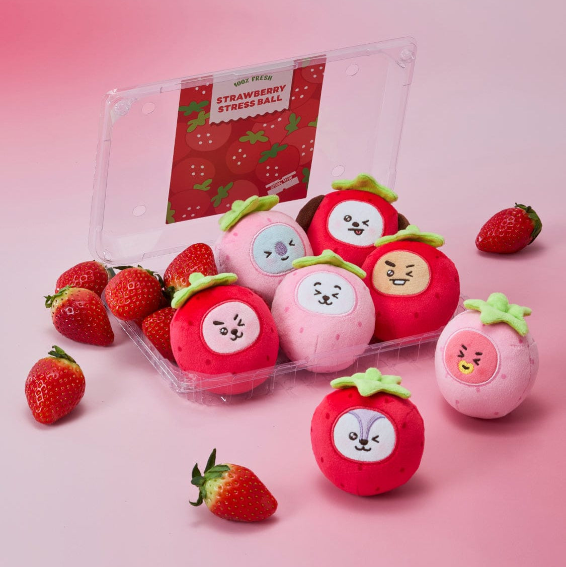 BT21  Strawberry Party Stress Ball Doll en fraises, marque BT21, déco rose en studio, balles anti-stress mignonnes.