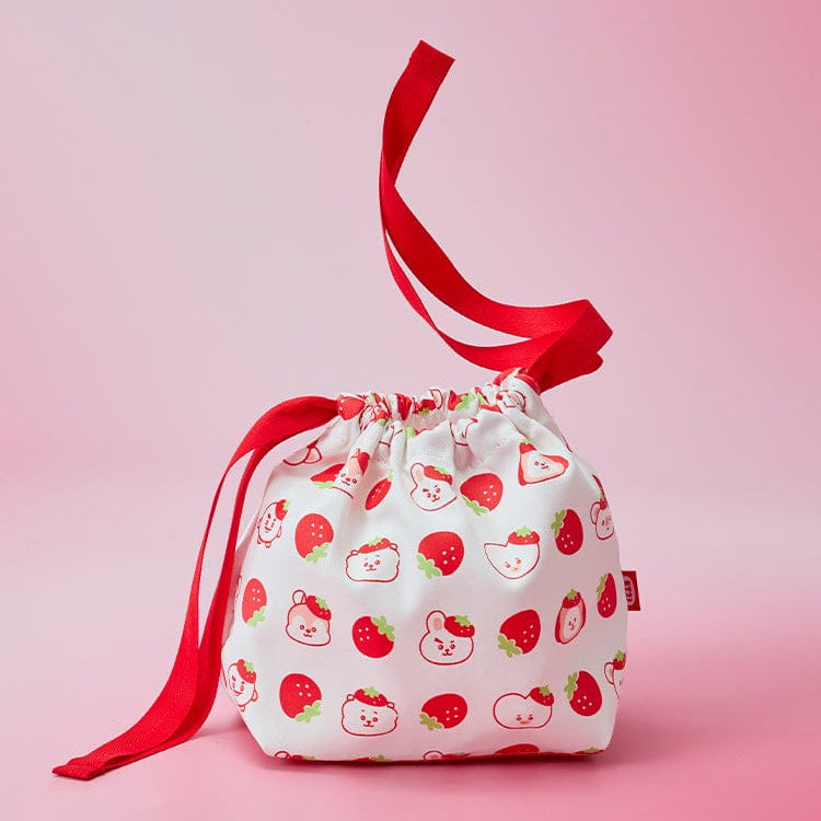 BT21  Strawberry Party String Pouch par la marque BT21 : pochette à cordon blanche aux motifs fraise, sur fond rose.