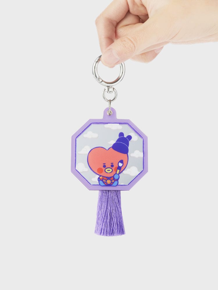BT21 TATA BABY MIRROR KEYRING K-EDITION ver.2, porte-clés officiel LINE affichant TATA, main tenant le keyring sur fond blanc