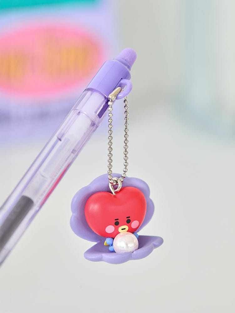 BT21 TATA BABY PEARL FIGURINE GEL PEN LINE FRIENDS : gel pen violet avec pendentif TATA et perles, fond flou bureau école.