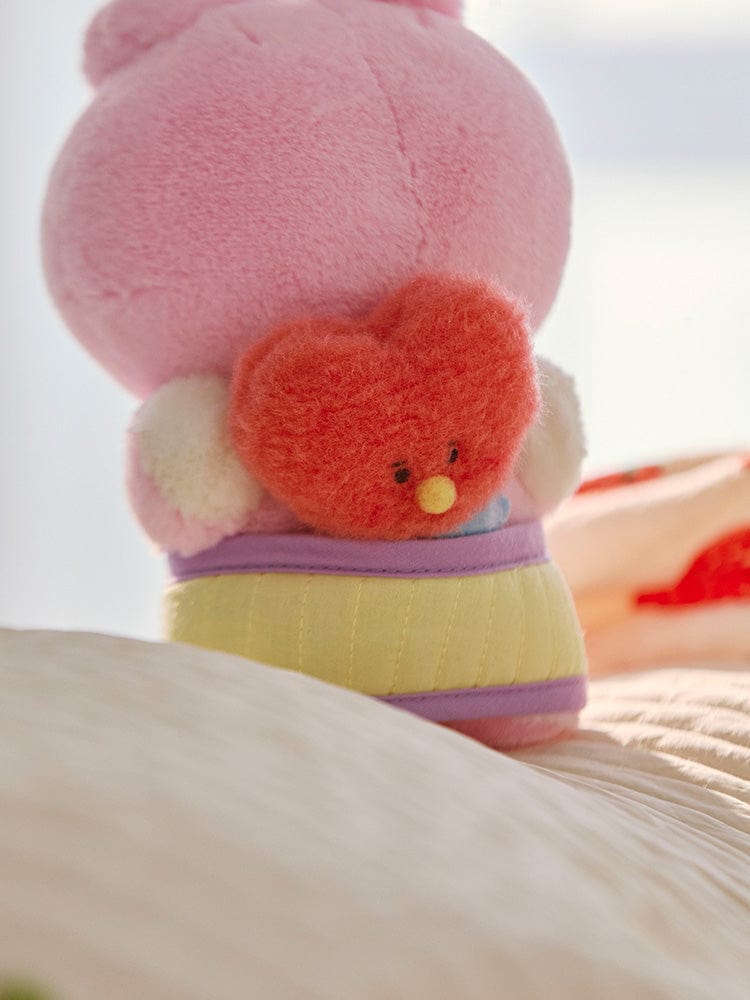 BT21 TATA BABY PLUSH CLOSET - BABY SLING NEWBORN SEASON 2 : peluche TATA sur lit, ambiance chambre bébé, douce et mignonne