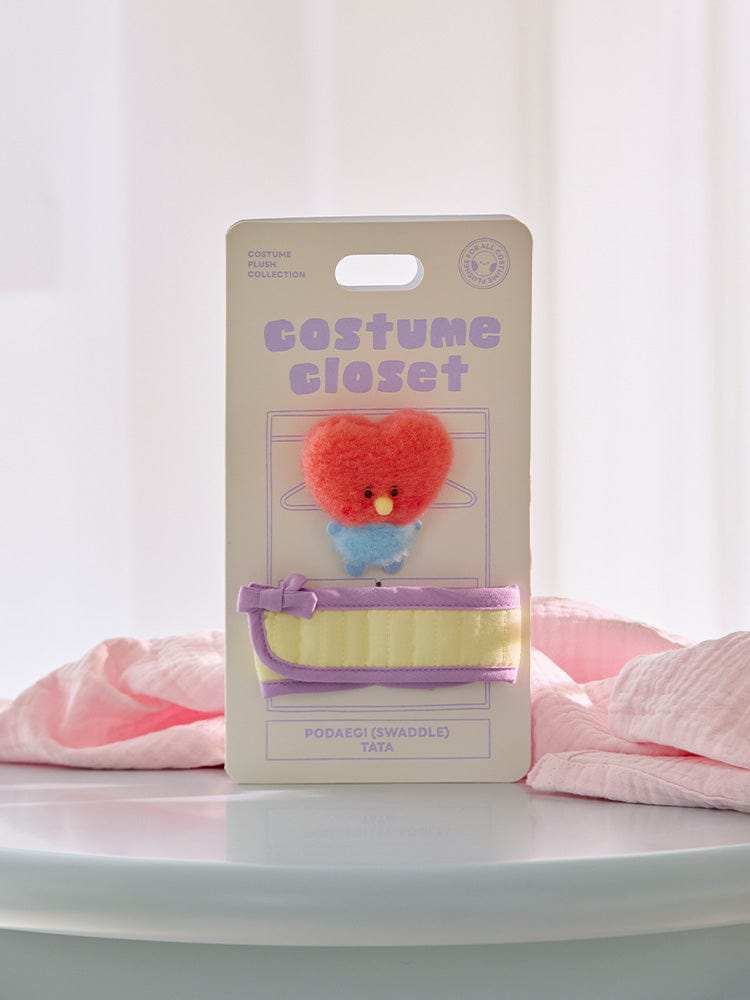 BT21 TATA BABY PLUSH CLOSET - BABY SLING NEWBORN SEASON 2 : peluche TATA en costume, boîte sur étagère, chambre bébé