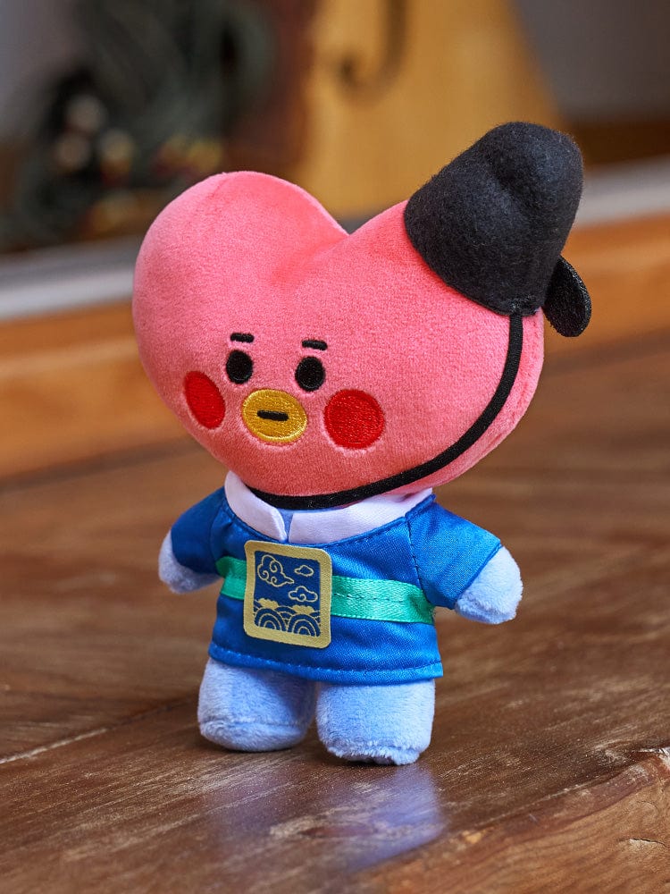 BT21 TATA BABY PLUSH DOLL K-EDITION 2 : peluche officielle TATA V de BTS, debout sur table en bois, décor chambre