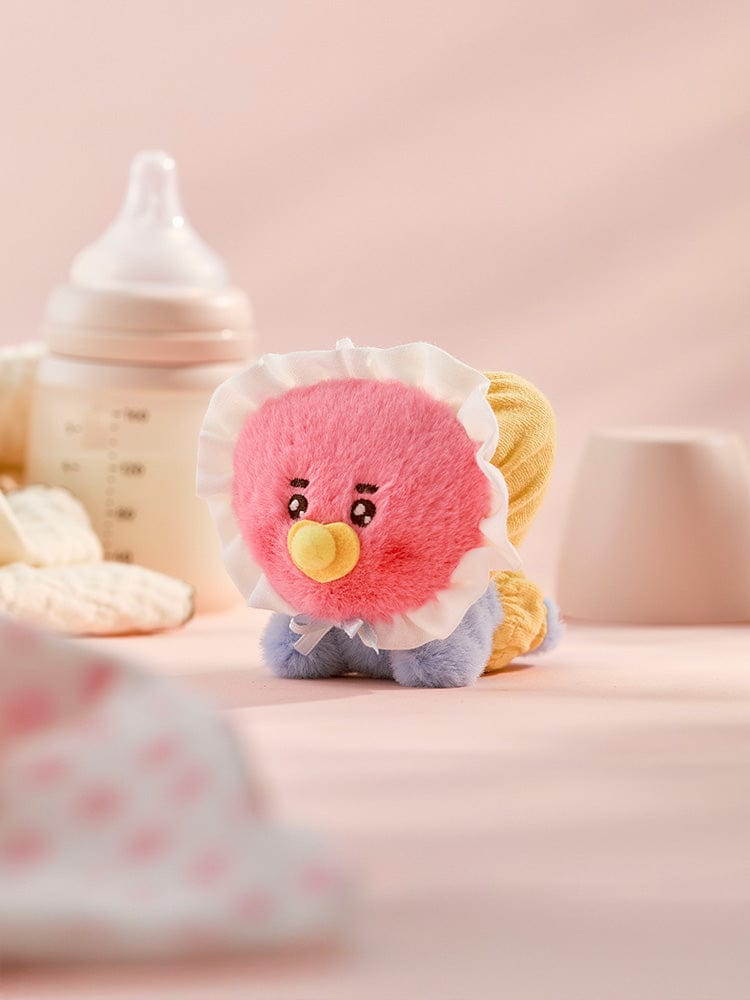 BT21 TATA BABY PLUSH NEWBORN SEASON 2 : peluche officielle TATA bébé extraterrestre sur lit, avec biberon et ambiance chambre