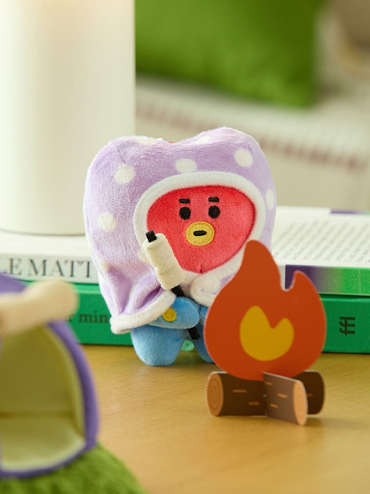 BT21 TATA DOLL KEYRING CAMPFIRE, porte-clés officiel LINE FRIENDS avec TATA en mini tente, décor vert et sur table