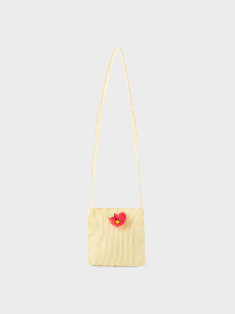 BT21 TATA MINI CORDUROY CROSSBODY BAG SPRING DAYS, sac poche crossbody jaune en velours côtelé avec TATA, sur fond clair.