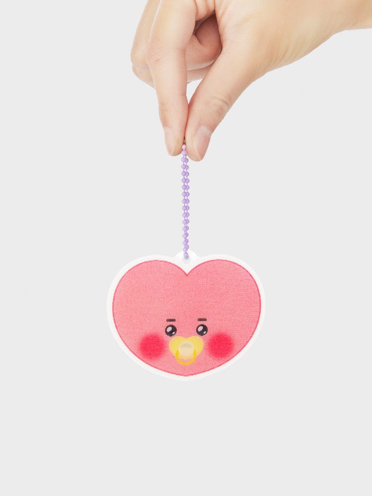 BT21 TATA NEWBORN BABY LENTICULAR 3D KEYRING : porte-clés cœur violet sur fond clair, main tenant l’accessoire BT21 officiel.