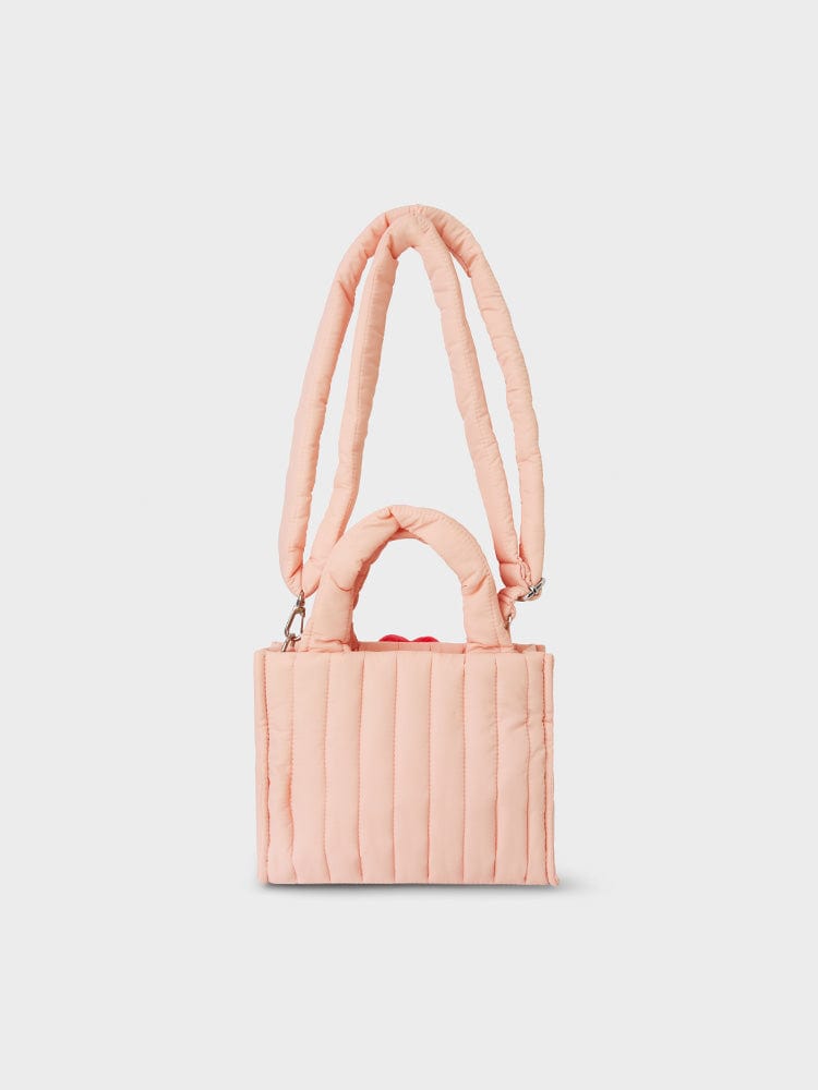 BT21 TATA QUILTED BAG WITH FACE PLUSH BADGE WINTER EDITION : sac matelassé rose avec badge plush TATA, fond clair