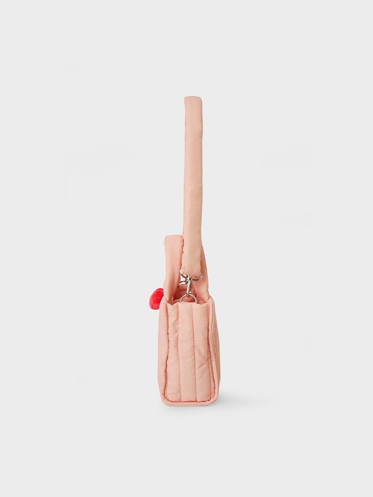 BT21 TATA QUILTED BAG WITH FACE PLUSH BADGE WINTER EDITION, sac matelassé rose avec badge TATA, style hiver, sur fond clair.