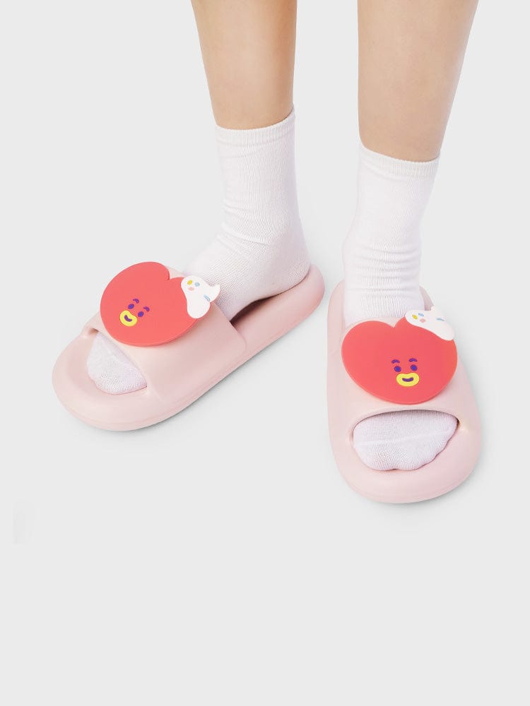 BT21 TATA SLIPPERS ON THE CLOUD EDITION : chaussons roses officiels LINE FRIENDS, motif TATA sur nuages kawaii, vue pieds