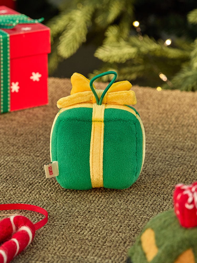 BT21 TATA mini minini ORNAMENT PLUSH KEYRING PETITE HOLIDAY : porte-clés TATA sur tapis, décorations de Noël, ambiance festive.