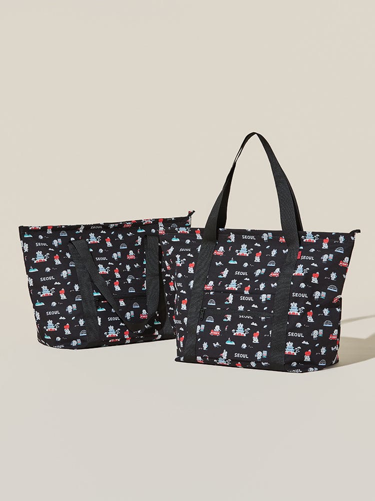 BT21 TRAVEL FOLDING BAG SEOUL EDITION, sac pliable officiel LINE FRIENDS avec personnages BT21 imprimés, fond clair.
