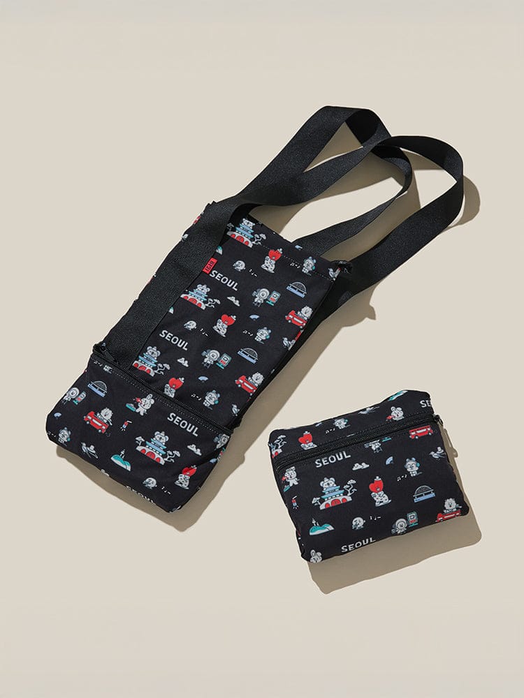 BT21 TRAVEL FOLDING BAG SEOUL EDITION : sac pliable bleu LINE FRIENDS avec motifs Seoul, face et détail poche, sur fond clair.