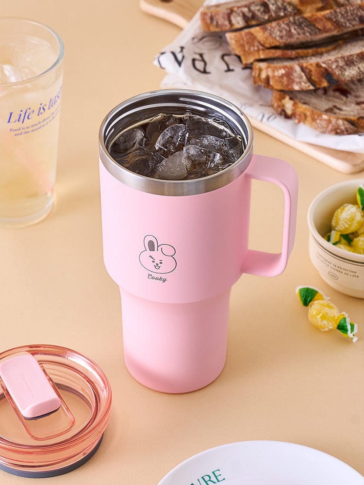 BT21 TUMBLER (28 OZ) DAILY BASIC, mug rose kawaii avec personnages BT21 sur table, ambiance maison avec goûter