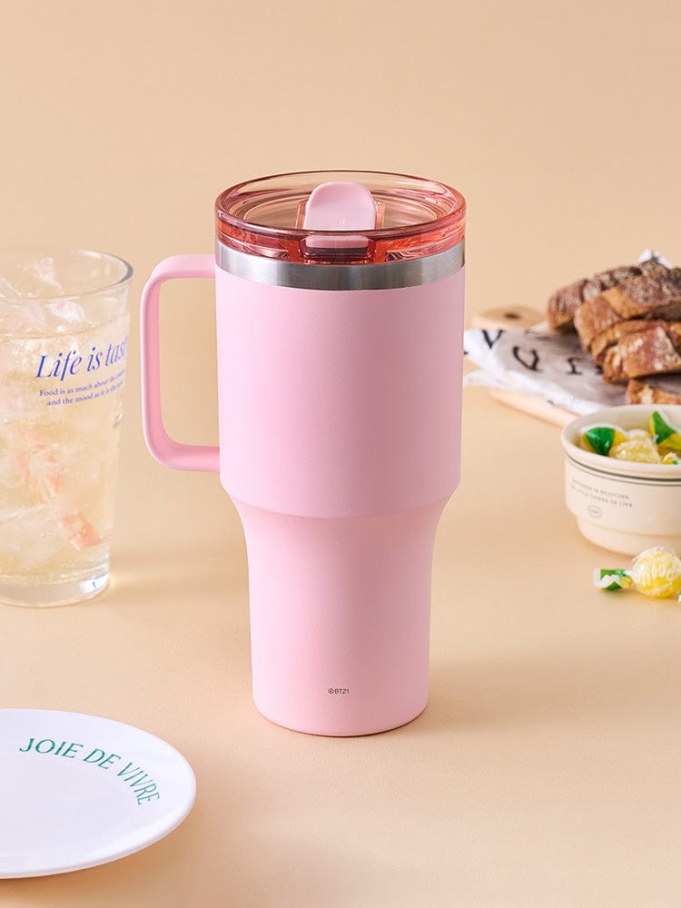 BT21 TUMBLER (28 OZ) DAILY BASIC rose LINE FRIENDS, tasse isotherme kawaii sur table avec snacks et verres