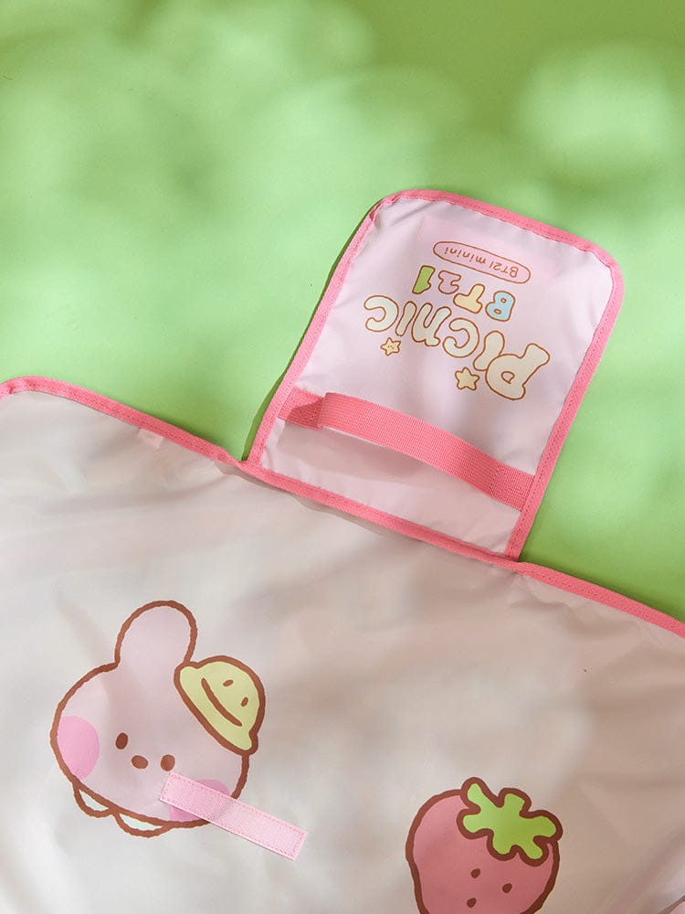 BT21 mini minini PICNIC MAT PICNIC MATE LINE FRIENDS : tapis de pique-nique mini avec motifs Koya, posé sur herbe verte