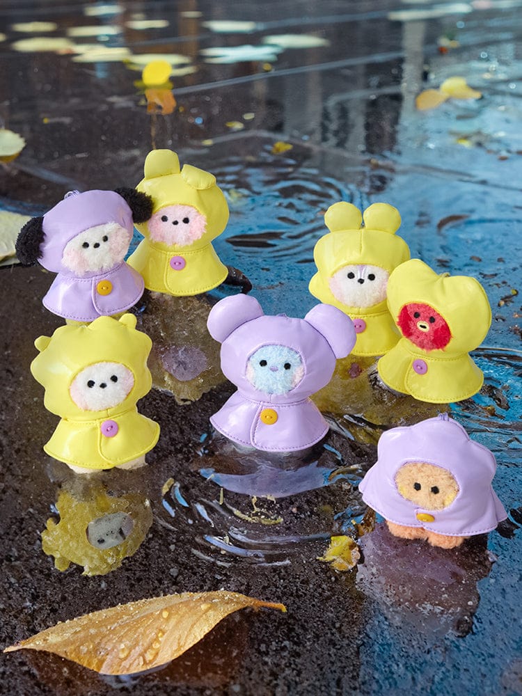 BT21 mini minini PLUSH KEYRING RAINY DAY, porte-clés LINE FRIENDS BTS, personnages sous la pluie, sur sol mouillé