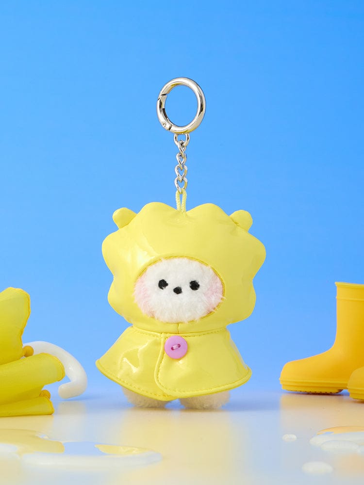 BT21 mini minini PLUSH KEYRING RAINY DAY : porte-clés en peluche jaune avec capuche, sur fond bleu, LINE FRIENDS x BTS