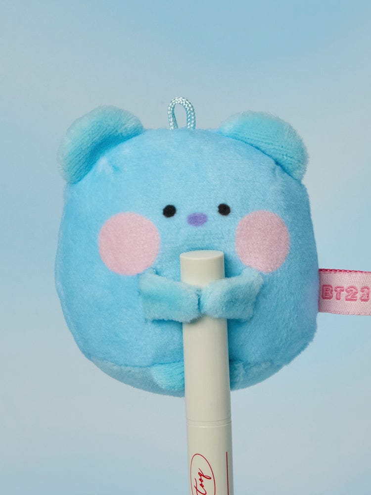 BT21 mini minini TINY POCKET PLUSH HUG ME : peluche bleu moelleuse à accrocher, univers BT21/BTS LINE FRIENDS, fond ciel.